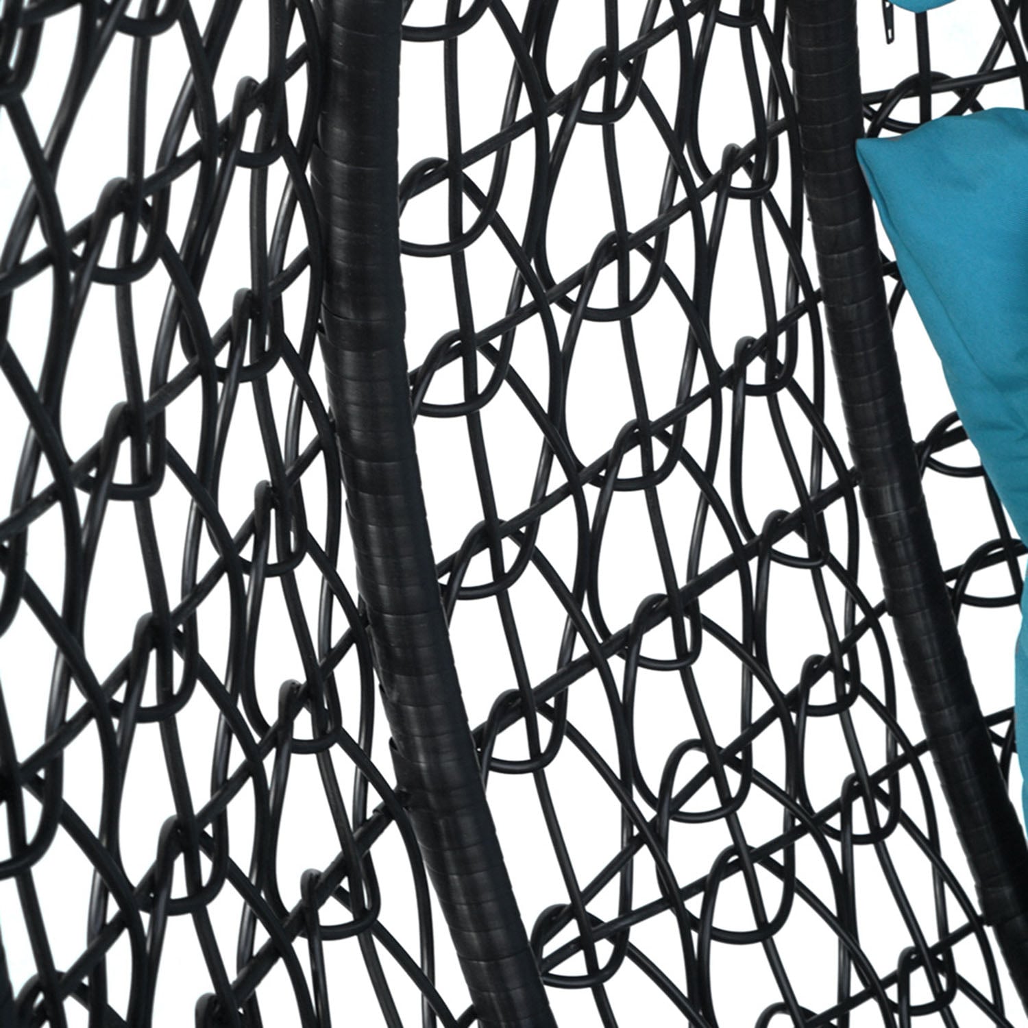 Regularny splot czarnego technorattanu na koszu bujaka.